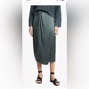 New with tags, silk Vince skirt. XS. Grey.